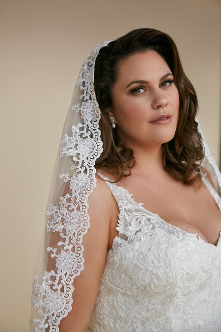 Lace trim veil in ivory single fingertip length