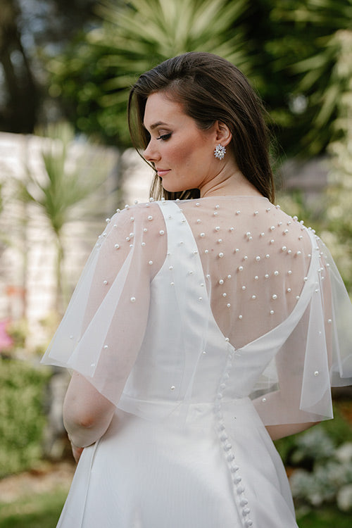 Short cape with pearls