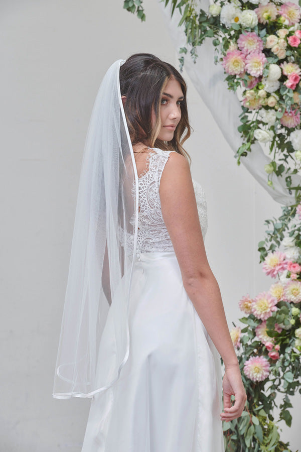 Single veil with ribbon edge fingertip