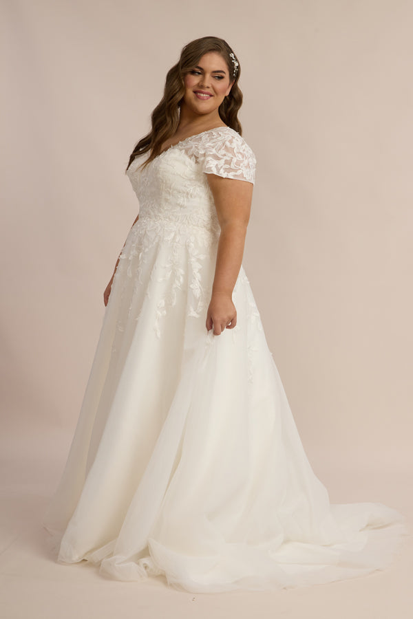 Lace short sleeve wedding dress plus size